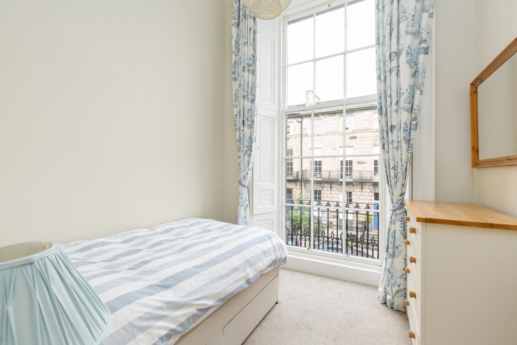 Light And Spacious 2 Bedroom Flat In Heart Of 에든버러 외부 사진