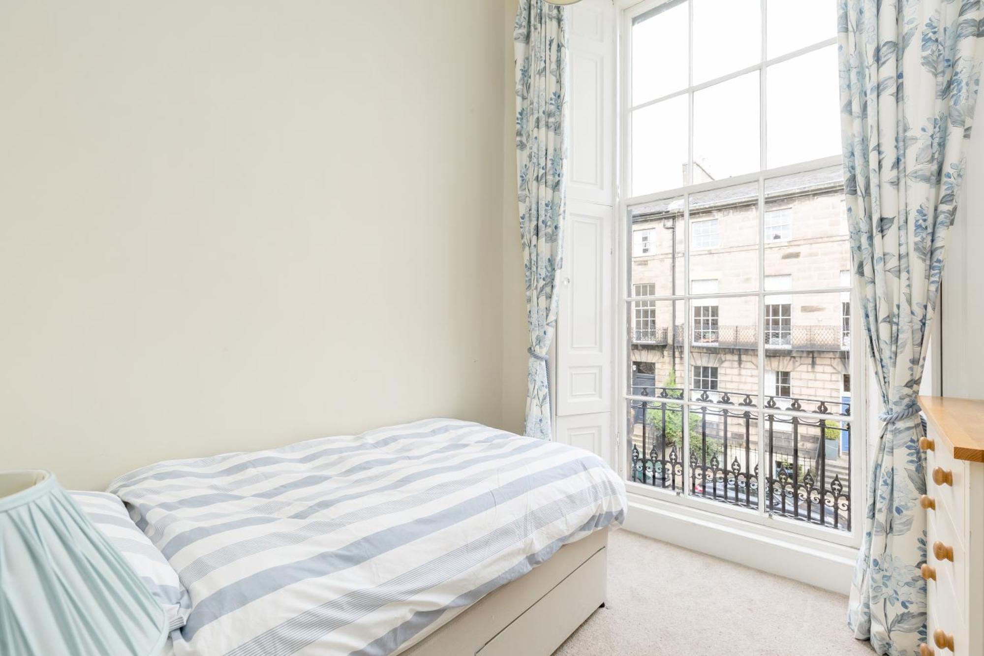 Light And Spacious 2 Bedroom Flat In Heart Of 에든버러 외부 사진