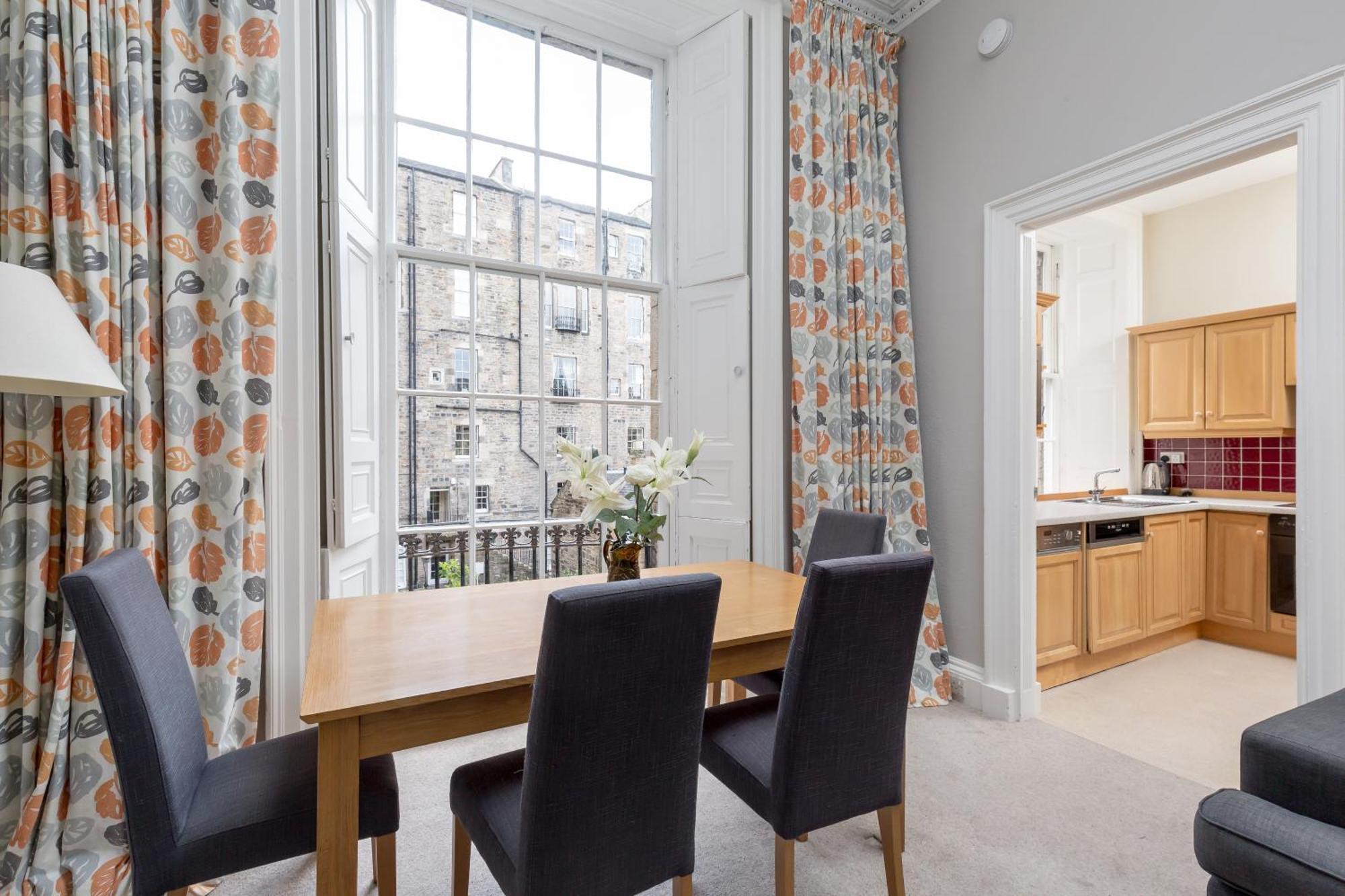 Light And Spacious 2 Bedroom Flat In Heart Of 에든버러 외부 사진